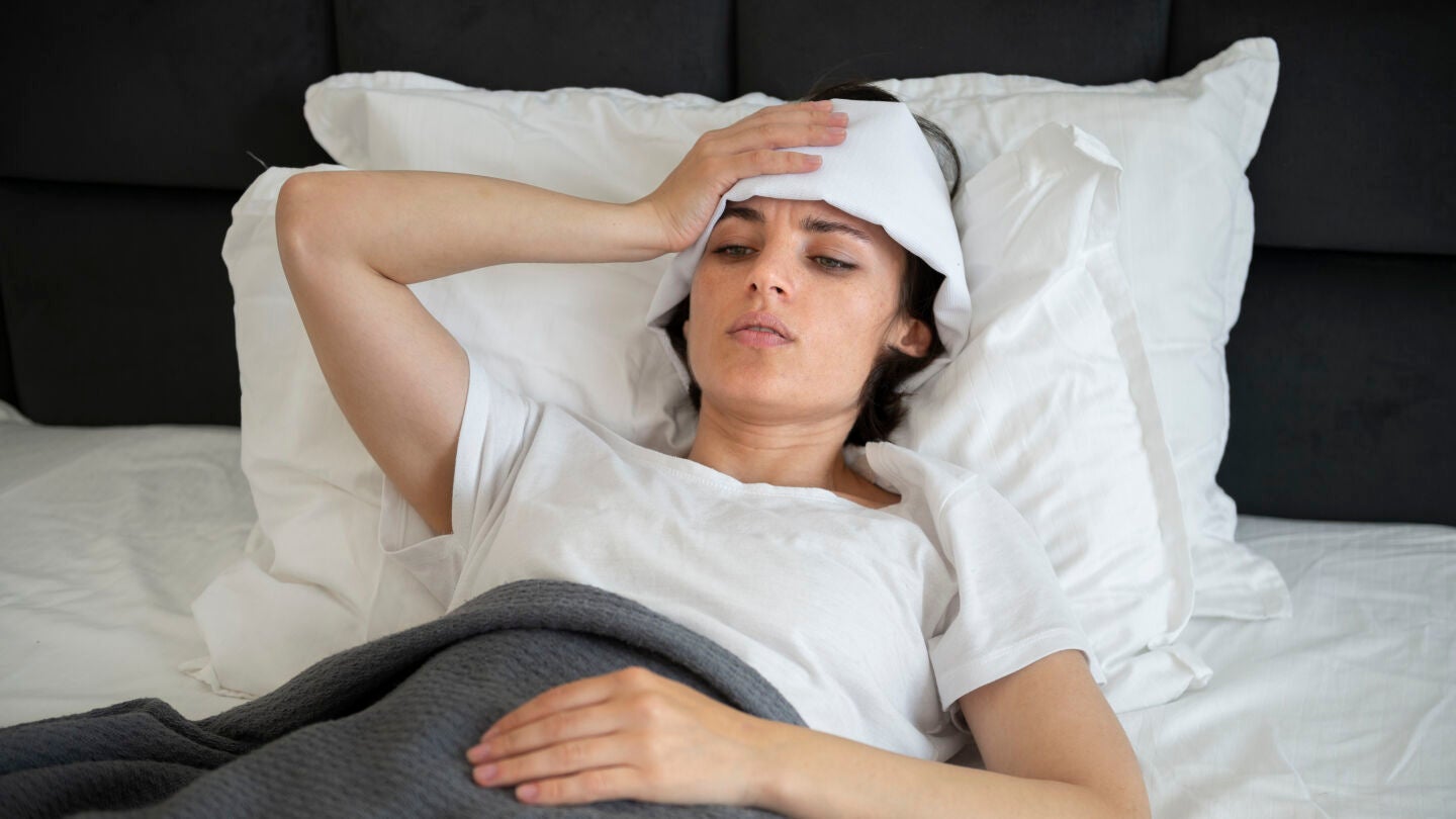 Mujer en la cama con calor