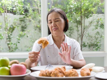 Mujer mayor rechaza comer