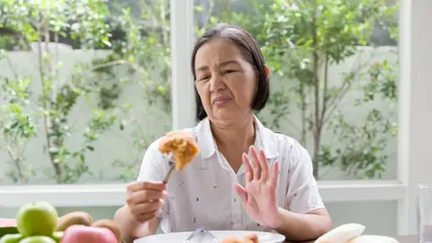 Mujer mayor rechaza comer Mujer mayor rechaza comer