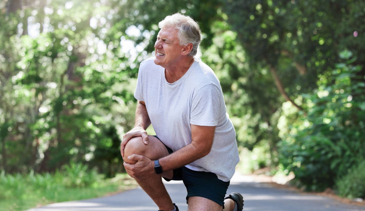 Hombre mayor con dolor de rodilla