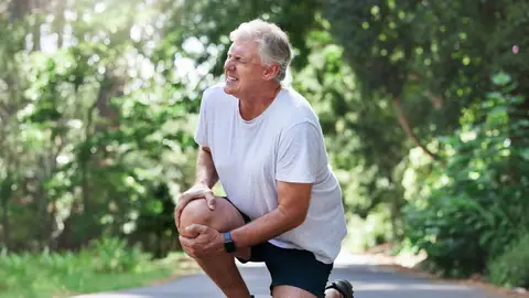 Hombre mayor con dolor de rodilla Hombre mayor con dolor de rodilla