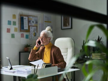 Mujer mayor trabajando en una oficina