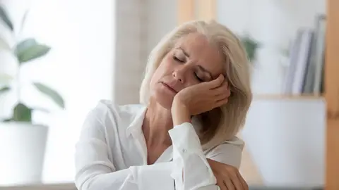 Mujer mayor quedándose dormida Mujer mayor quedándose dormida