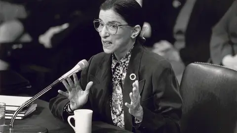 Ginsburg testificando ante el Comité Judicial del Senado durante las audiencias sobre su nominación para ser jueza asociada Ginsburg testificando ante el Comité Judicial del Senado durante las audiencias sobre su nominación para ser jueza asociada