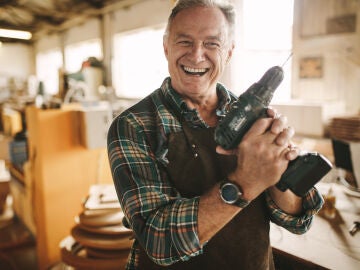 Hombre mayor trabajando con un taladro