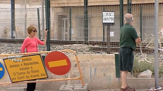 Personas viendo obras