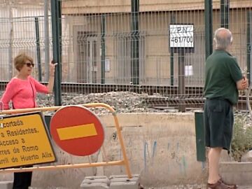 Personas viendo obras