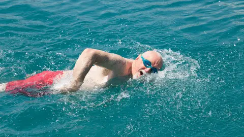 Hombre mayor nadando Hombre mayor nadando