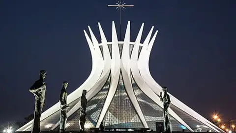 Vista nocturna de la catedral de Brasilia Vista nocturna de la catedral de Brasilia