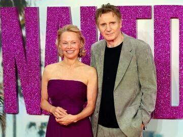Pamela Anderson y Liam Neeson en la premiere en Londres de The Naked Gun