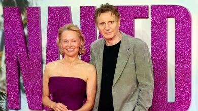 Enamorarse pasados los 55, una nueva oportunidad para el amor como Liam Neeson y Pamela Anderson