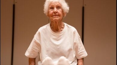 Así es Charlotte Chopin, la profesora de yoga de 102 años que empezó a practicarlo a los 50