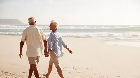 Pareja paseando por la playa Pareja paseando por la playa