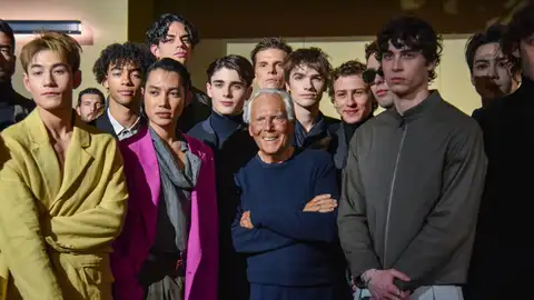 Giorgio Armani junto a sus modelos Giorgio Armani junto a sus modelos