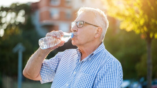Hombre mayor bebiendo agua