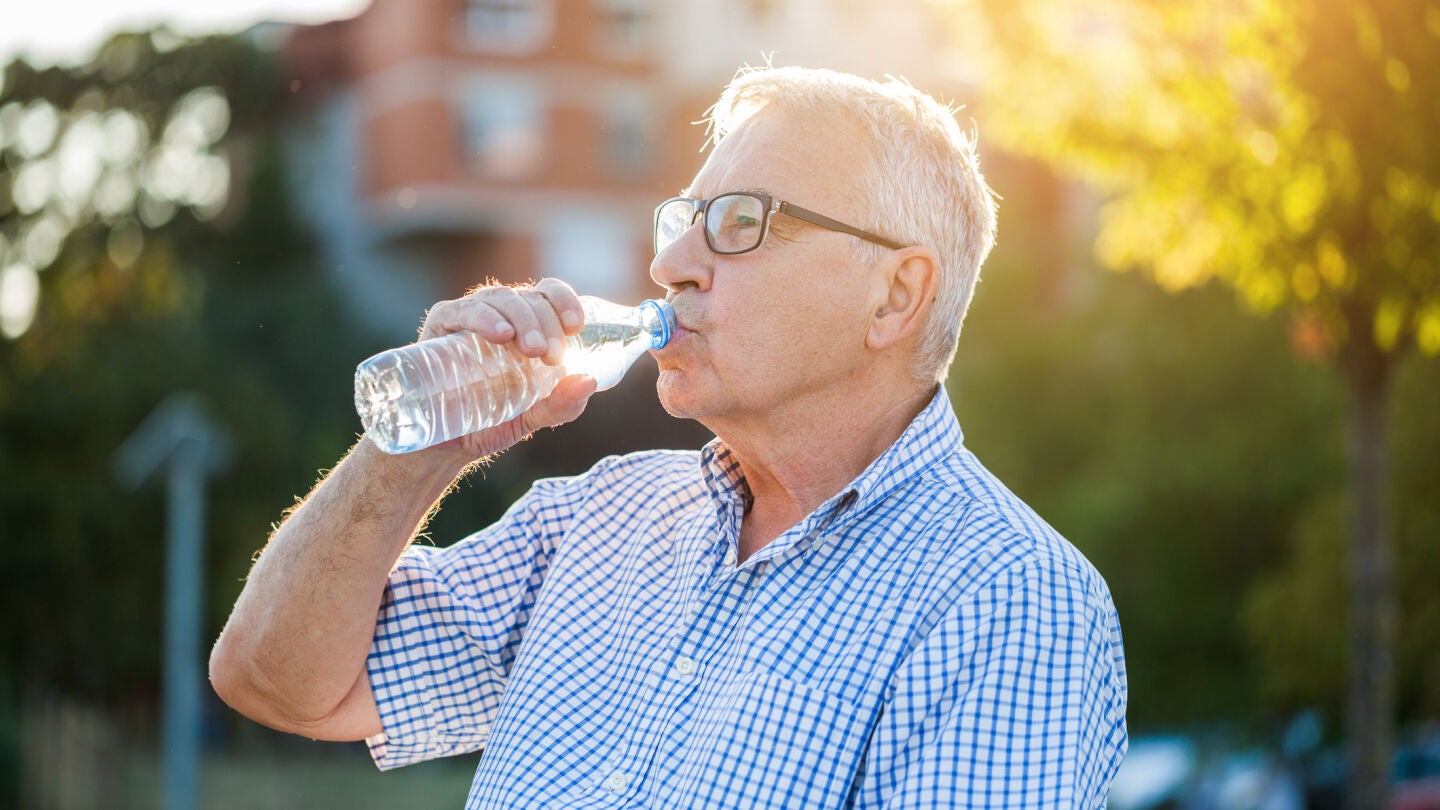 Hombre mayor bebiendo agua