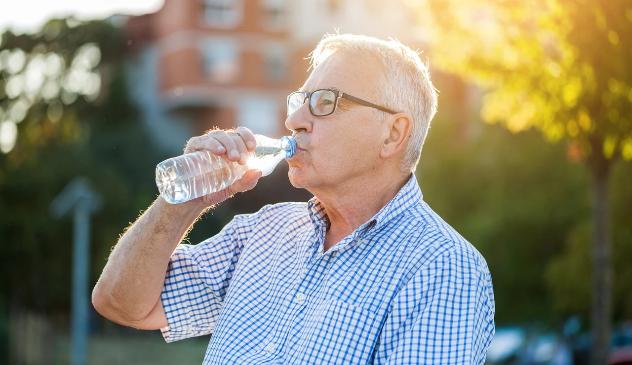 Hombre mayor bebiendo agua