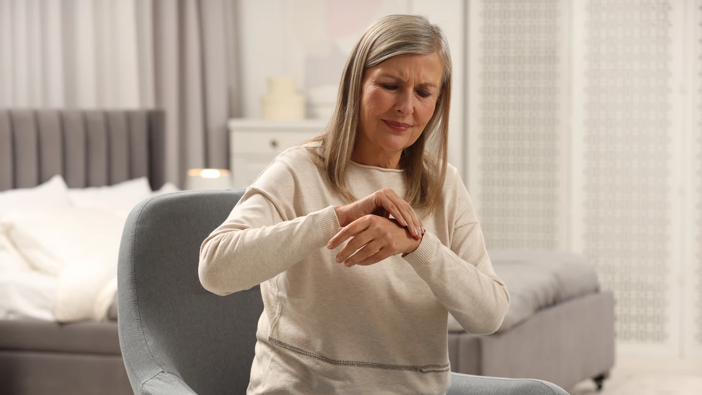 Mujer con dolor en las articulaciones de las manos Mujer con dolor en las articulaciones de las manos