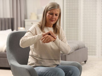 Mujer con dolor en las articulaciones de las manos