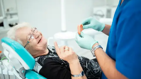 Mujer mayor en la consulta del dentista Mujer mayor en la consulta del dentista