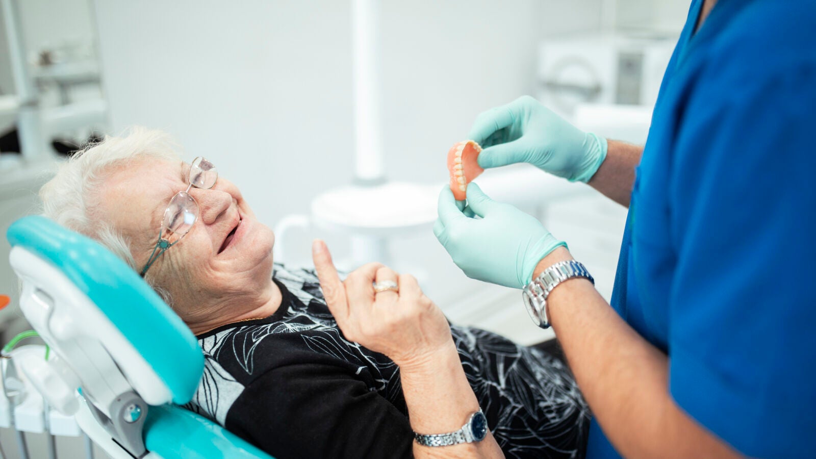 Aprobado el reparto de 68 millones para ampliar la cartera bucodental a mayores de 65