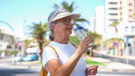 Mujer mayor paseando por la ciudad