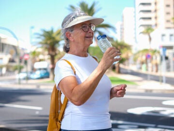 Mujer mayor paseando por la ciudad