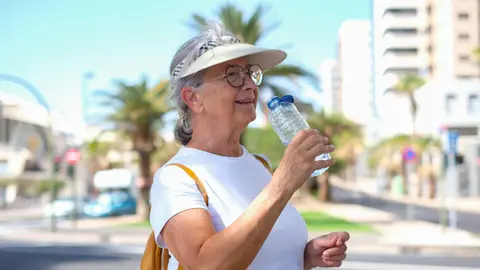 Mujer mayor paseando por la ciudad Mujer mayor paseando por la ciudad