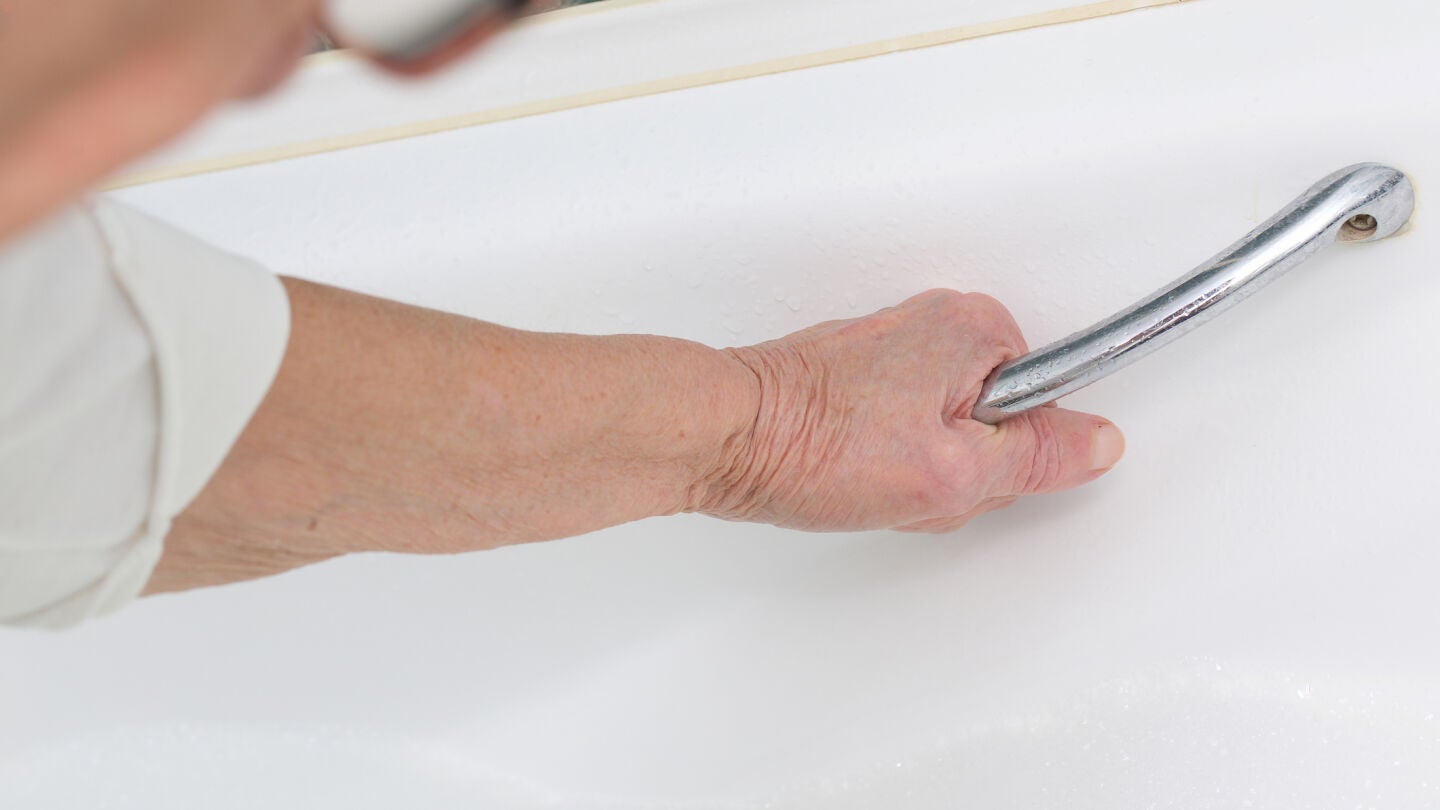 Hombre mayor en un cuarto de ba&ntilde;o adaptado