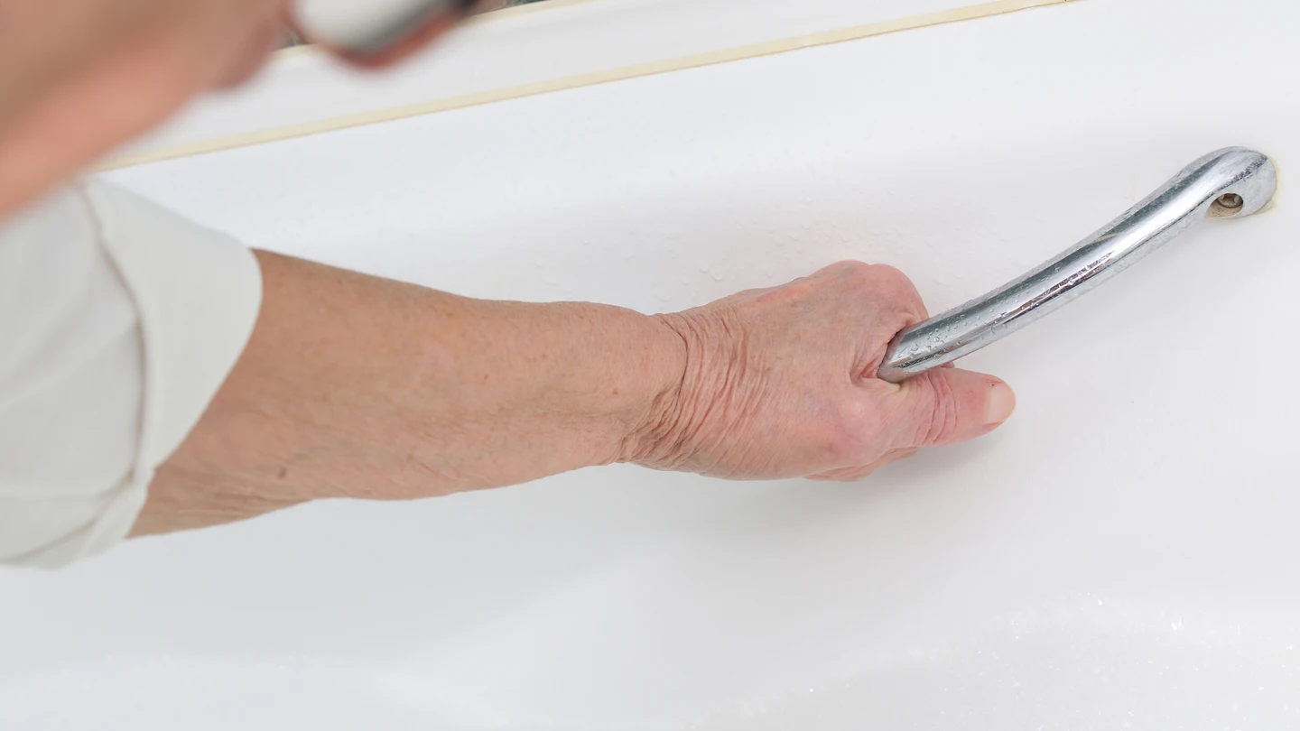 Hombre mayor en un cuarto de baño adaptado Hombre mayor en un cuarto de baño adaptado