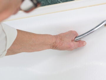 Hombre mayor en un cuarto de ba&ntilde;o adaptado