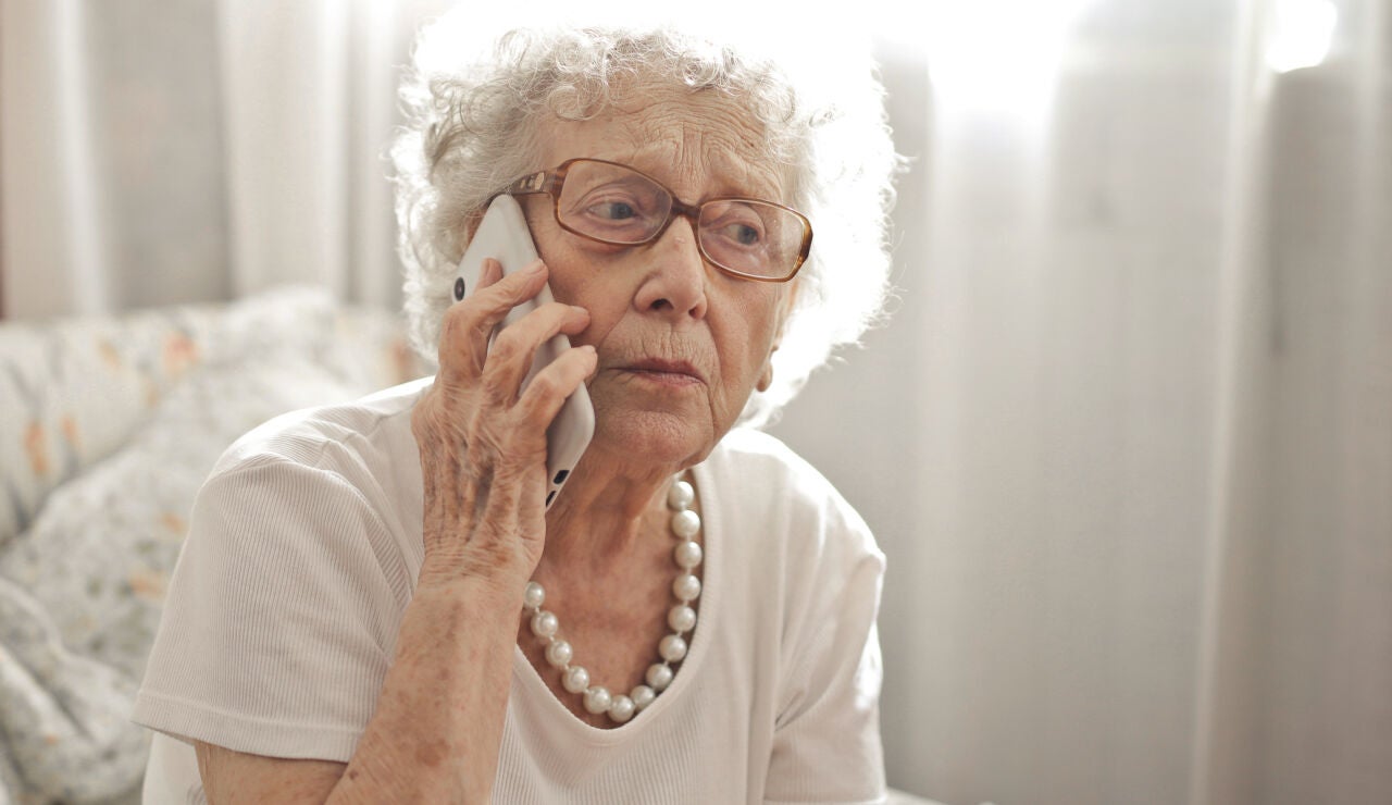 Mujer preocupada llamando por tel&eacute;fono