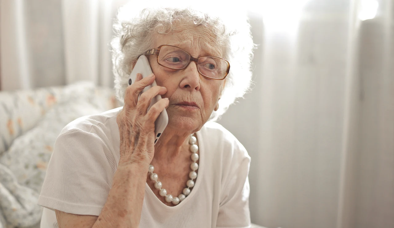 Mujer preocupada llamando por teléfono