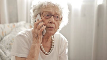 Mujer preocupada llamando por tel&eacute;fono