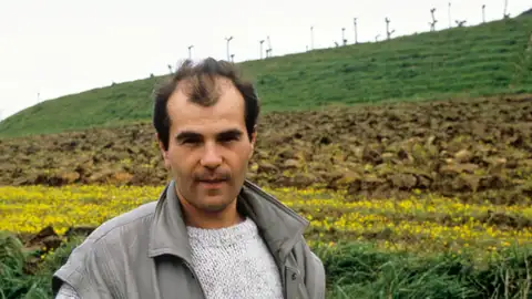 Rafael Escobedo pasea por los alrededores de la prisión de El Dueso Rafael Escobedo pasea por los alrededores de la prisión de El Dueso
