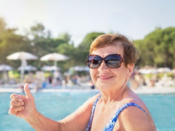Mujer mayor en la playa