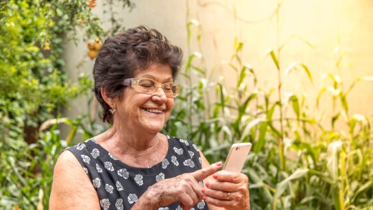 Mujer mayor con un tel&eacute;fono m&oacute;vil