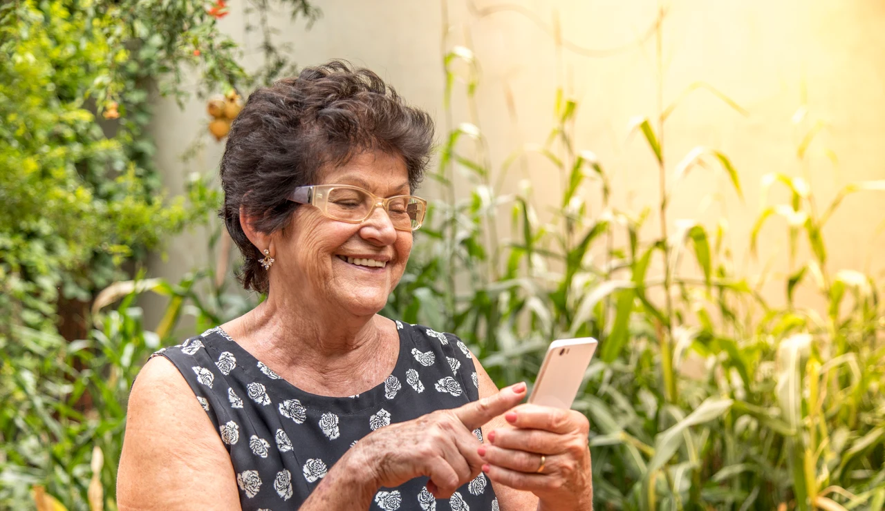 Mujer mayor con un teléfono móvil