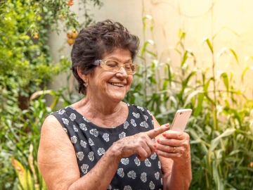 Mujer mayor con un tel&eacute;fono m&oacute;vil