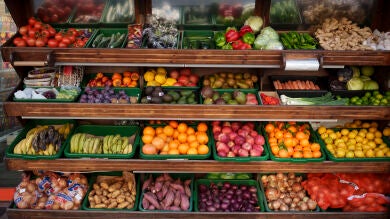 Los españoles reducen casi a la mitad el porcentaje de su gasto en alimentos en 40 años