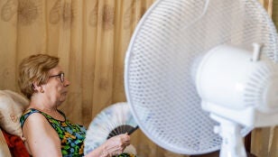 Mujer mayor pasando calor