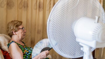Mujer mayor pasando calor