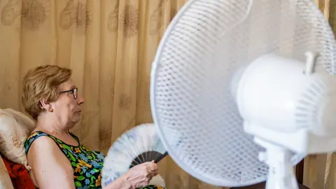 Mujer mayor pasando calor Mujer mayor pasando calor