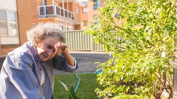 Mujer mayor practicando jardinería y con calor Mujer mayor practicando jardinería y con calor