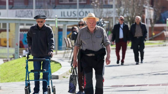 Personas mayores paseando