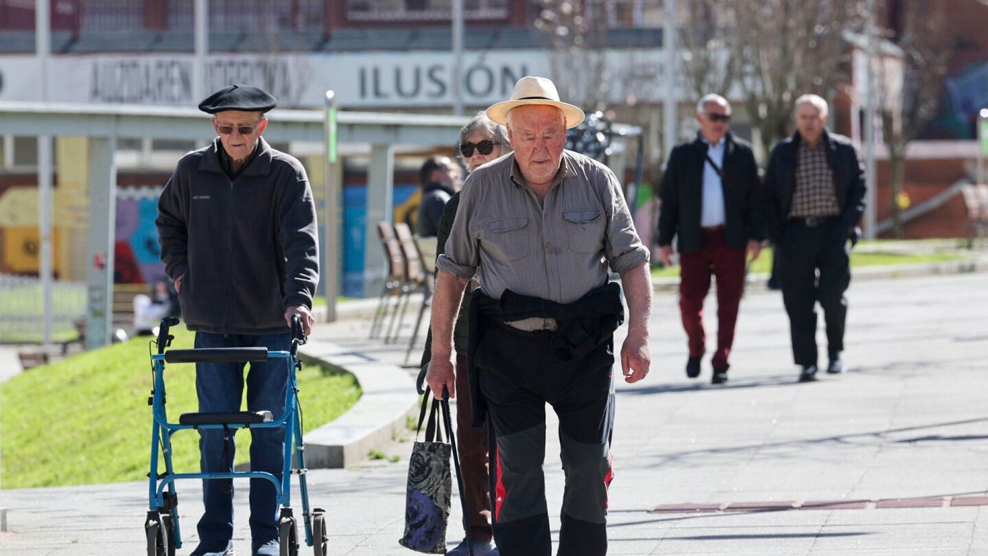 Personas mayores paseando