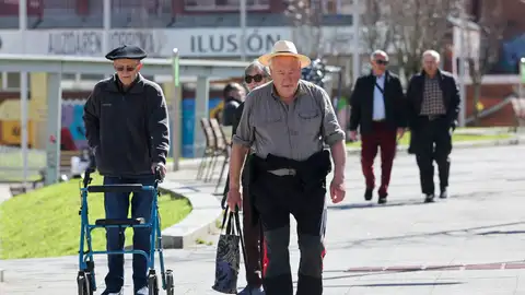 Personas mayores paseando Personas mayores paseando