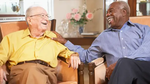 Dos hombres mayores riendo Dos hombres mayores riendo