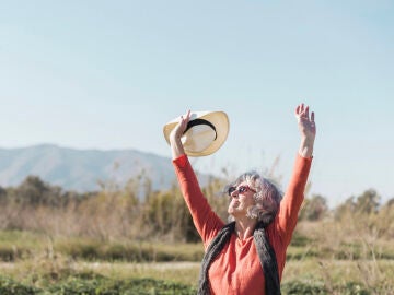 mujer mayor tomando el sol