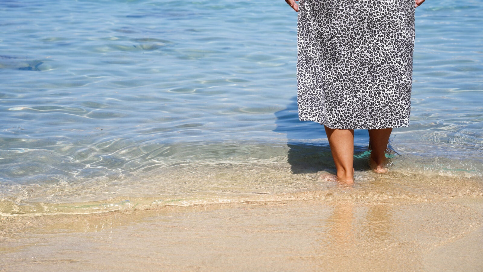 ¿Qué es mejor nadar o caminar? Un estudio revela sus efectos en mujeres mayores